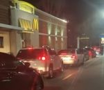 voiture mcdonalds Longue file de voitures au drive d'un McDo pour Noël 
