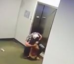 laisse Un homme sauve un chien devant un ascenseur