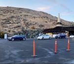 queue voiture borne Recharger sa Tesla pendant Thanksgiving