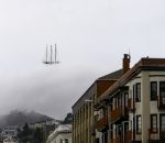 tour tower vaisseau La Sutro Tower par temps de brouillard ressemble à un vaisseau fantôme