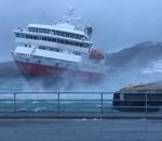 nordnorge Accostage du bateau NordNorge par mauvais temps