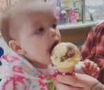 manger Un bébé aime la glace