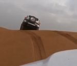 4x4 dune Deux 4x4 se suivent dans le désert