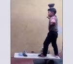 equilibre tete Un enfant en équilibre met des bols sur sa tête