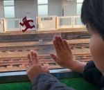 vitre enfant Un enfant s'amuse sans console dans un train ! 😱