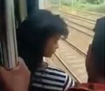 train femme Une femme tombe d'un train