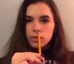 nez Elle rentre un crayon entier dans son nez
