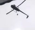 larguer Un hélicoptère largue un cochon mort dans une piscine