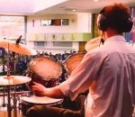 batterie Thème célèbre à la batterie dans une école chrétienne