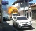 ville camion Un camion avec un chargement en feu