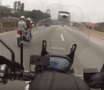 moto autoroute Motard à contresens pour échapper à des voleurs