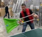 table objet Ping-pong dans un entrepôt pendant la pause déjeuner