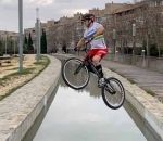 velo eau canal Sergi Llongueras saute un canal à vélo