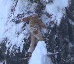 falaise Un snowboardeur bloqué contre une falaise