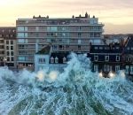 vague drone Vagues-submersion à Saint-Malo pendant la tempête Ciara