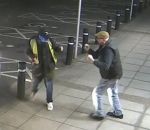 agression poing Un vieil homme se défend à mains nues contre un voleur 