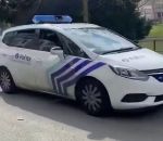 chanson voiture « Reste à la maison » par une patrouille de police (Belgique)