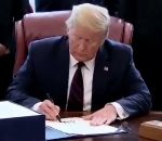 stylo donald Trump montre comment propager le Coronavirus