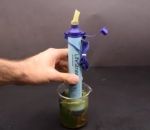 filtre paille De l'eau sale au microscope filtrée par une paille LifeStraw