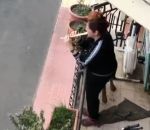 colere Une Italienne joue de la flûte sur son balcon (Coronavirus)