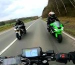 vitesse moto Des motards croisent d'autres motards