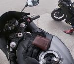malchance moto Une pièce tombe dans le réservoir d'une moto