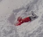 tete femme Une skieuse bloquée dans la neige la tête en bas (Les Arcs)