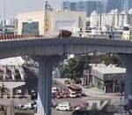 accident voiture chute Une voiture fait une sortie de route sur un pont