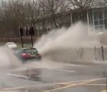 eau flaque arroser Des piétons arrosés par des voitures