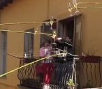balcon italie Une solution pour trinquer entre voisins pendant le confinement