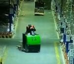 ouvrier entrepot Endormi sur un transpalette dans un entrepôt