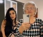 selfie femme Femme en petite tenue et sa grand-mère