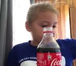 enfant Une fille tente l'expérience Coca + Mentos