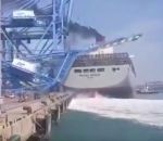 bateau port percuter Porte-conteneurs vs Portique de manutention