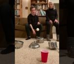 trick maman Trick avec une balle de ping-pong et des casseroles