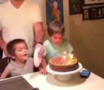 anniversaire bougie Empêcher un enfant de souffler les bougies d'anniversaire
