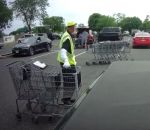 parking caddie chariot Employé de supermarché vs Chariots possédés