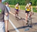 velo chute cycliste Elle récupère les bidons des cycliste à l'aide d'une épuisette
