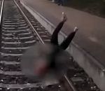 tomber rail Un homme tombe devant un tramway