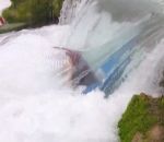cascade Un kayakiste bloqué dans une cascade