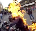 feu policier Un manifestant enflamme un policier (Mexique)