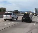 panne motard Un motard aide un automobiliste sur une autoroute