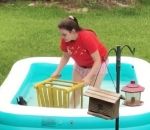 piscine fille sauvetage Sauvetage d'un écureuil dans une piscine (Fail)