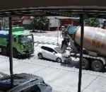 camion Une voiture écrasée entre deux camions