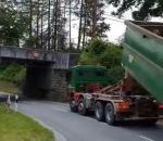 camion pont Un camion-benne passe sous un pont trop bas