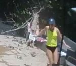 eviter chute Une femme évite la chute d'un arbre de justesse