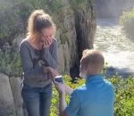 bague demande Demande en mariage près d'une cascade