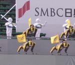 spot Des robots Spot et Pepper dansent pendant un match de baseball