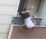 homme chute Un homme tombe de son balcon