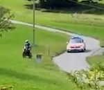 voiture police poursuite Un motard fuit la police à travers champs